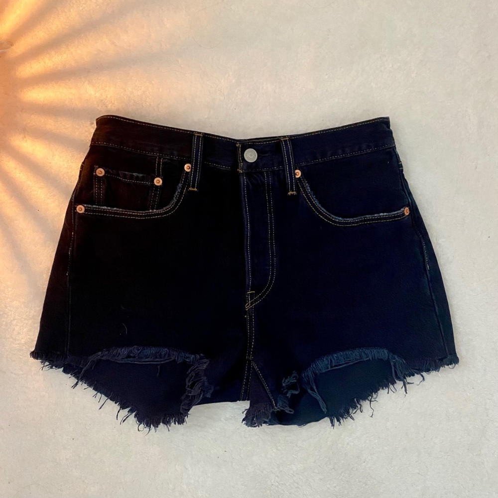 Black Levi’s shorts